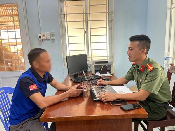 Công an xã Thiện Tín tuyên truyền, giáo dục trường hợp tương tác thông tin sai lệch trên mạng xã hội