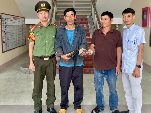 Công an xã Sơn Tịnh kịp thời xác minh, trao trả tài sản lớn cho người dân đánh rơi đúng dịp Quốc khánh 02/9