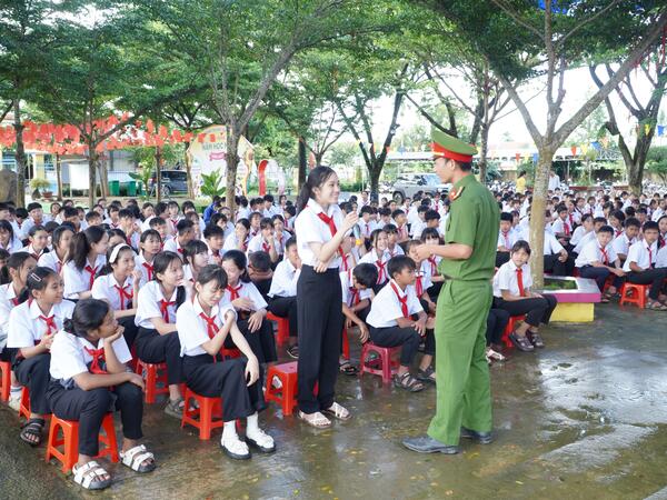 Công an xã Đăk Ui tuyên truyền Luật Trật tự, an toàn giao thông trong ngày chào cờ đầu năm học mới