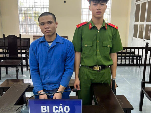 Dùng vũ lực cướp điện thoại, lĩnh 7 năm 6 tháng tù