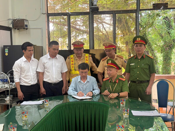 Công an xã Nghĩa Hành phối hợp ký cam kết bảo đảm an toàn giao thông tại trường học