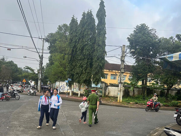 Công an xã Bờ Y phối hợp bảo đảm an toàn giao thông khu vực trường học