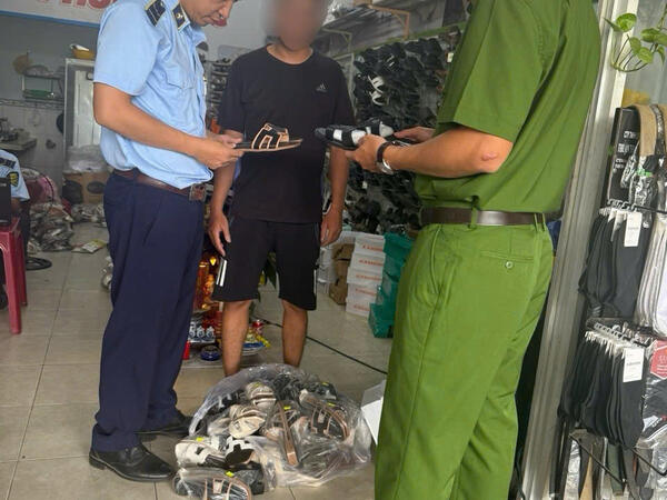 Công an xã Thọ Phong tăng cường kiểm tra, phòng chống hàng giả trong hoạt động kinh doanh