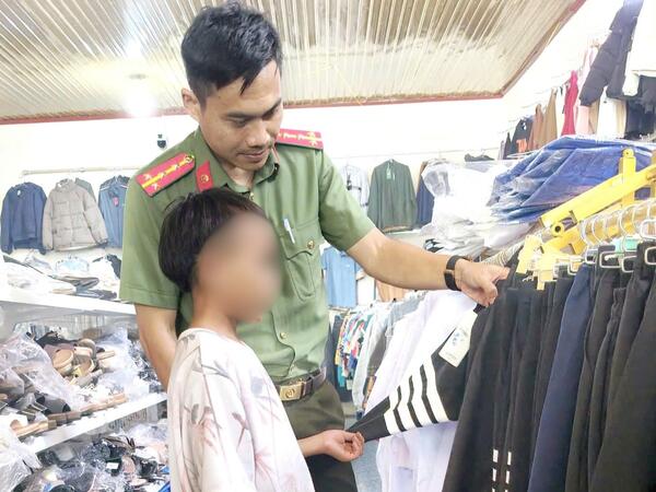 Chi đoàn Công an xã Ngọc Linh sưởi ấm cậu bé 13 tuổi vượt gần 100km tìm mẹ