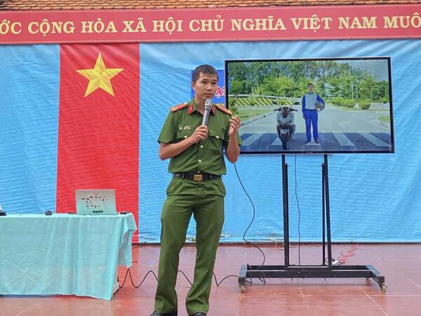 Công an xã Bờ Y tăng cường tuyên truyền pháp luật về trật tự, an toàn giao thông trong trường học