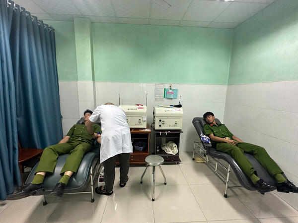 Cán bộ, chiến sĩ Trại tạm giam số 2 kịp thời hiến máu cứu bệnh nhân nguy kịch