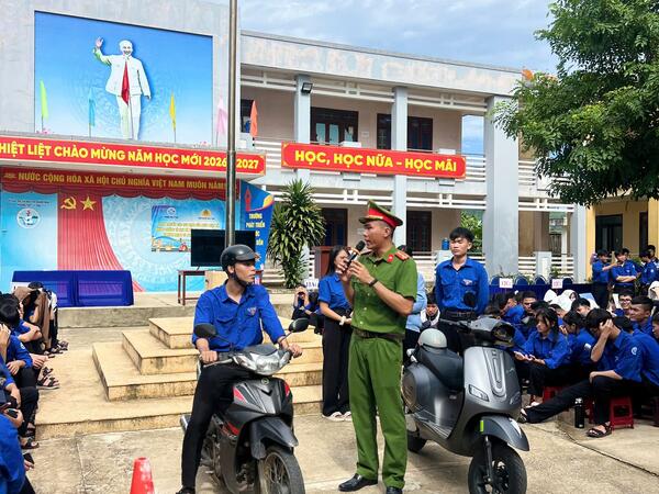 Công an đặc khu Lý Sơn trang bị kỹ năng lái xe an toàn cho học sinh