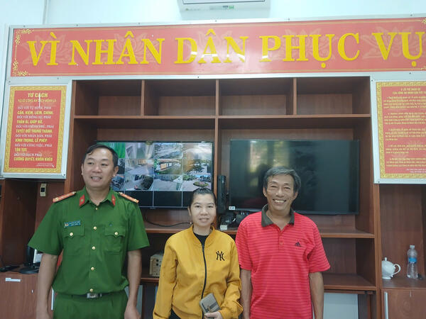 Công an phường Đức Phổ nhanh chóng xác minh, trao trả tài sản cho người đánh rơi