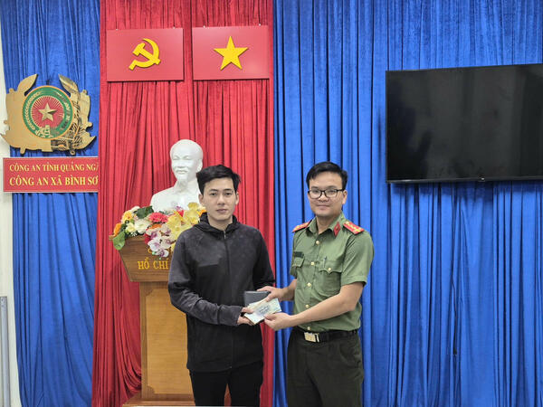 Công an xã Bình Sơn phối hợp trao trả toàn bộ tài sản cho người dân đánh rơi nhờ nghĩa cử cao đẹp của cán bộ Công an