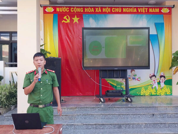 Công an xã Mỏ Cày tuyên truyền pháp luật về trật tự, an toàn giao thông cho học sinh