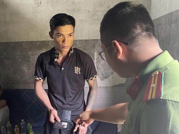 Công an xã Đăk Tô bắt quả tang đối tượng tàng trữ trái phép chất ma túy