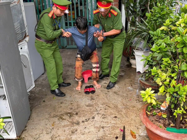 Phòng Cảnh sát QLHC về TTXH kịp thời hỗ trợ người bán vé số bị ngất xỉu, đưa về nhà an toàn