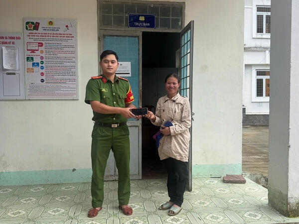 Công an xã Ngọc Linh kịp thời phát hiện, trao trả tài sản bị đánh rơi cho người dân