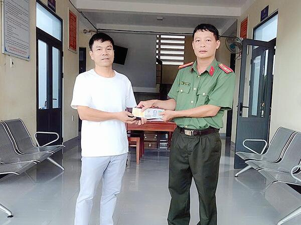 Công an xã Sơn Hạ nhanh chóng trao trả tài sản cho người dân đánh rơi