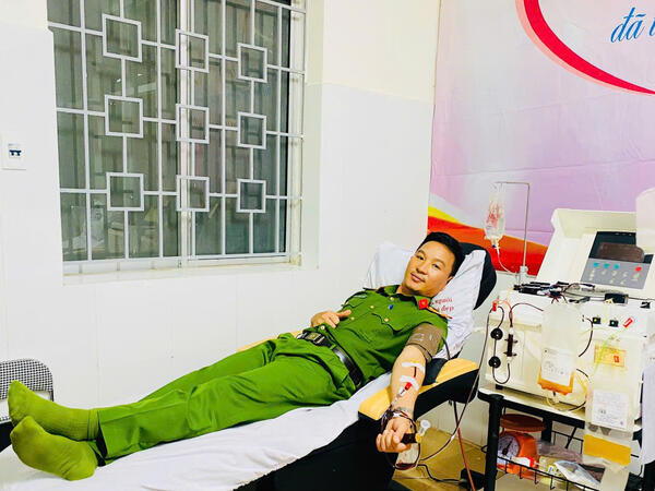 Trưởng Công an xã Cà Đam vượt đường xa hiến máu cứu bệnh nhân nguy cấp