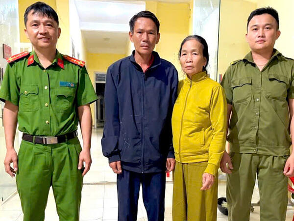 Công an xã Vệ Giang kịp thời giúp đỡ người đàn ông có biểu hiện tinh thần không ổn định trở về gia đình