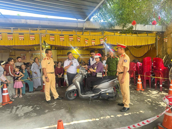 Phòng Cảnh sát giao thông Công an tỉnh Quảng Ngãi phối hợp tuyên truyền an toàn giao thông cho hơn 500 tăng ni, phật tử