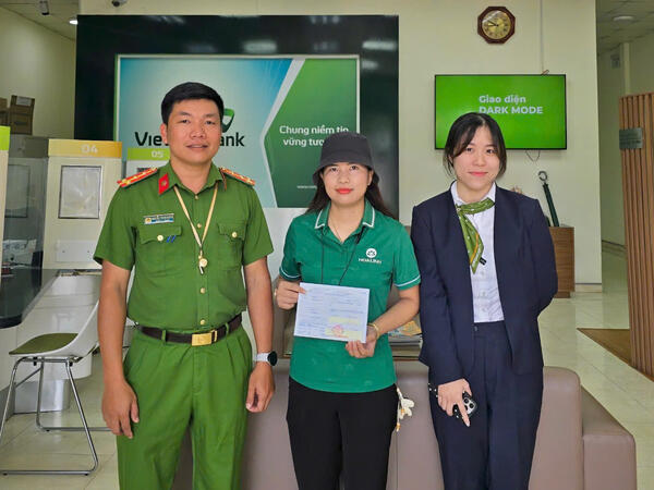 Công an xã Đăk Tô hỗ trợ công dân trả lại 150 triệu đồng cho chủ sở hữu do chuyển nhầm
