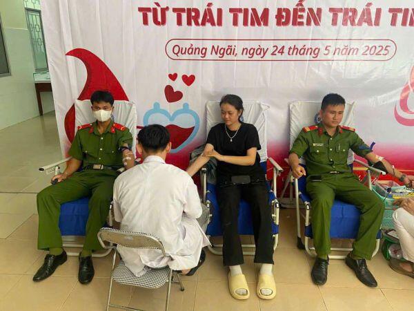 Cán bộ, chiến sĩ Phòng Cảnh sát cơ động kịp thời hiến máu cứu người