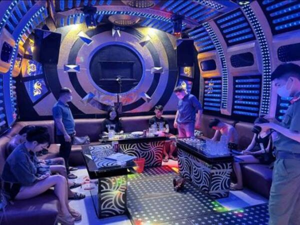 Khởi tố nhóm nam, nữ đang “bay lắc” trong quán karaoke