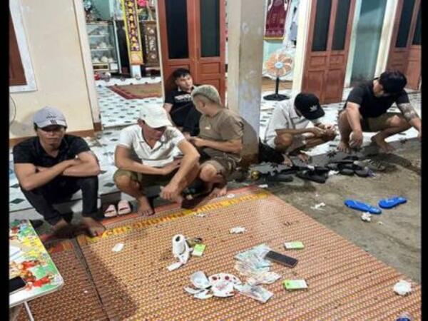 Bắt 04 đối tượng lợi dụng đám tang, hiếu để đánh bạc