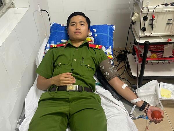 Chiến sĩ Phòng Cảnh sát cơ động kịp thời hiến máu cứu người