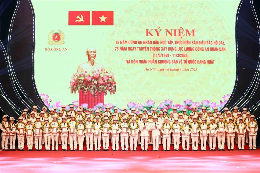 Bộ trưởng Tô Lâm và Thứ trưởng Trần Quốc Tỏ trao thưởng, tuyên dương 75 gương điển hình tiên tiến trong học tập, thực hiện Sáu điều Bác Hồ dạy.
