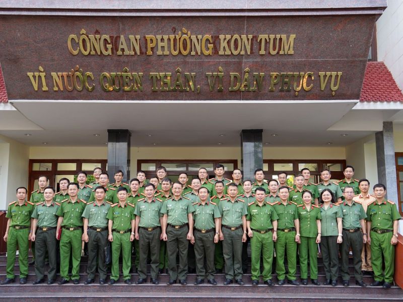 Đại tá Hồ Song Ân cùng đoàn công tác thăm và làm việc tại phường Kon Tum, tỉnh Quảng Ngãi